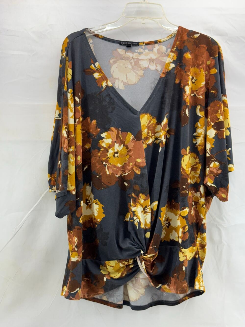 Signature studio women’s M oversized shoulder floral short sleeve V neck blouse